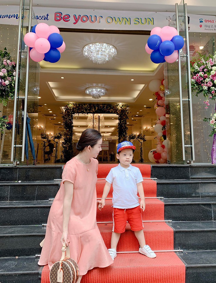 Hot mom Ly Kute: Từ cô gái ôm bụng bầu lên chùa tĩnh tâm vì bạn trai bỏ đến bà mẹ đơn thân chăm chỉ kiếm tiền, cho con học hẳn trường quốc tế-13