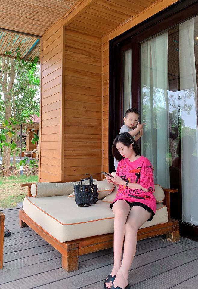 Hot mom Ly Kute: Từ cô gái ôm bụng bầu lên chùa tĩnh tâm vì bạn trai bỏ đến bà mẹ đơn thân chăm chỉ kiếm tiền, cho con học hẳn trường quốc tế-14