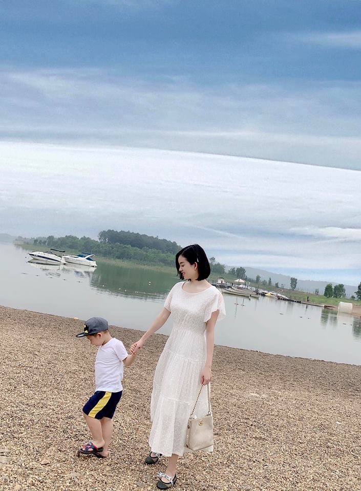 Hot mom Ly Kute: Từ cô gái ôm bụng bầu lên chùa tĩnh tâm vì bạn trai bỏ đến bà mẹ đơn thân chăm chỉ kiếm tiền, cho con học hẳn trường quốc tế-20