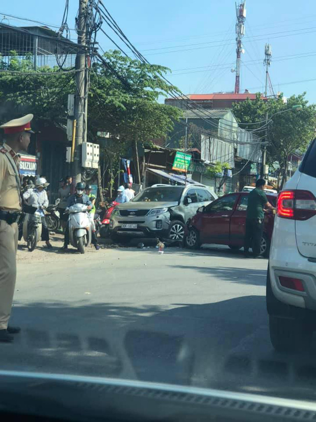 Hà Nội: 2 xe ô tô đấu đầu, người dân kiểm tra phát hiện 1 tài xế đã tử vong-1