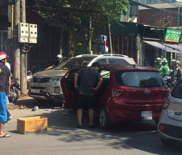 Hà Nội: 2 xe ô tô đấu đầu, người dân kiểm tra phát hiện 1 tài xế đã tử vong-2