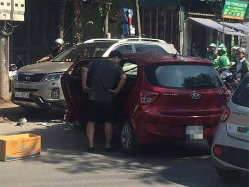 Hà Nội: 2 xe ô tô đấu đầu, người dân kiểm tra phát hiện 1 tài xế đã tử vong