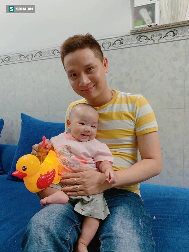 Vợ ngồi ghế sofa ăn uống, xem tivi, chồng còng lưng lau nhà - đoạn clip gây bão mạng-3