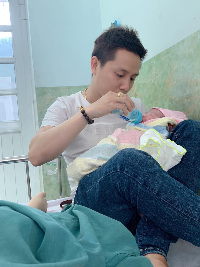 Vợ ngồi ghế sofa ăn uống, xem tivi, chồng còng lưng lau nhà - đoạn clip gây bão mạng-5