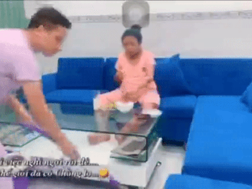 Vợ ngồi ghế sofa ăn uống, xem tivi, chồng còng lưng lau nhà - đoạn clip 