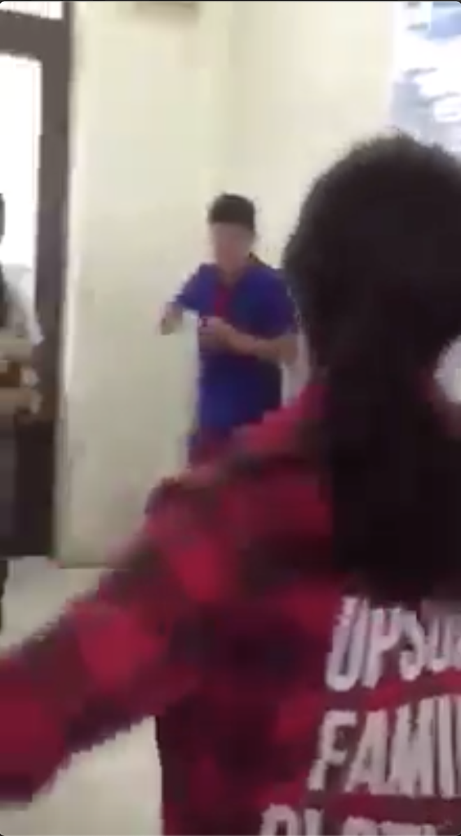 Clip: Nhóm nữ sinh giật tóc, đạp tới tấp vào bụng bạn học, hàng loạt học sinh khác đứng ngoài cười nói gây phẫn nộ-2