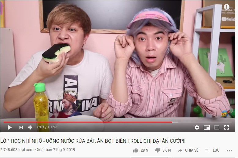 Lại phát hiện kênh Youtube cho trẻ có nội dung không lành mạnh: Lừa bạn uống nước rửa bát và ăn bọt biển-1
