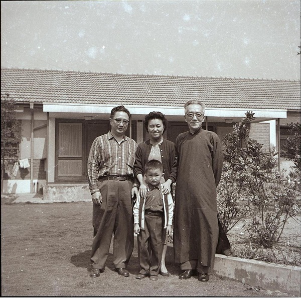 Thấp bé lại mù chữ nhưng cô vợ quê mùa vẫn khiến chồng Giáo sư kém tuổi phải vừa nể vừa sợ suốt đời vì bí quyết làm vợ có 1-0-2-4