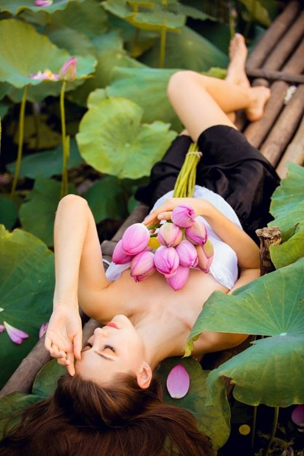 Các cô gái Tây mặc yếm gợi cảm tinh tế mê lòng người-4