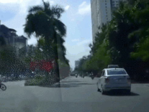 Xe máy vào cua như phim hành động và cái kết may mắn