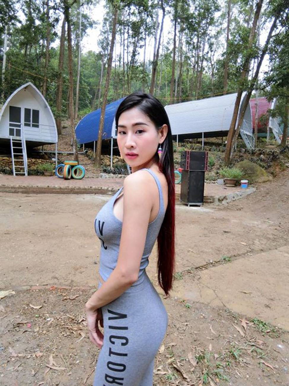 Nữ DJ bốc lửa nhất showbiz mặc tôn lên vòng 1 gợi cảm-5