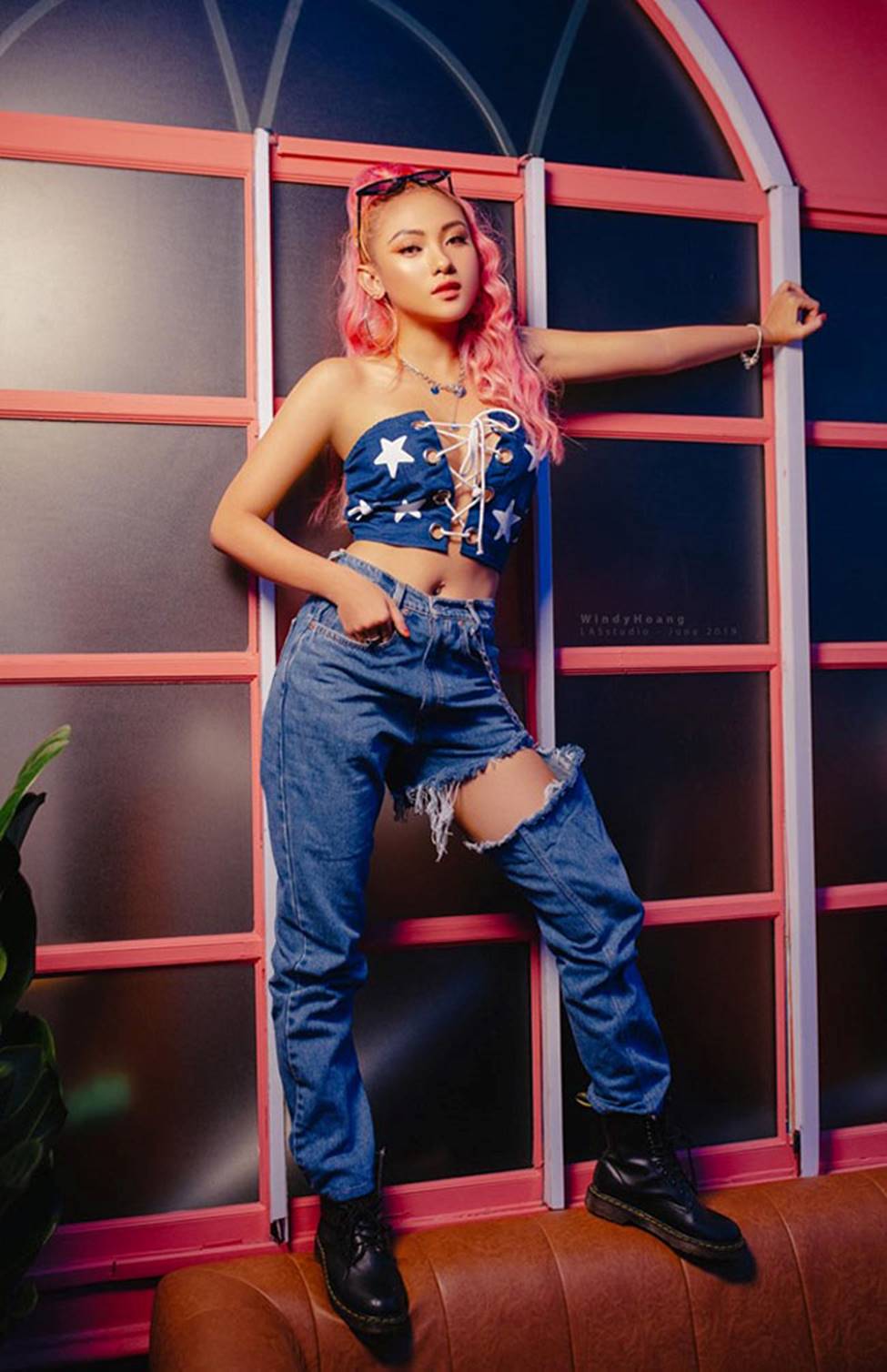 Nữ DJ bốc lửa nhất showbiz mặc tôn lên vòng 1 gợi cảm-18