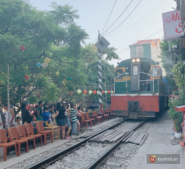 Giới trẻ Hà Nội phát sốt với đoạn đường tàu xanh mướt lên ảnh đẹp lung linh nhưng thực tế thì hết hồn, cảnh báo nguy hiểm bởi tàu đi qua liên tục-8