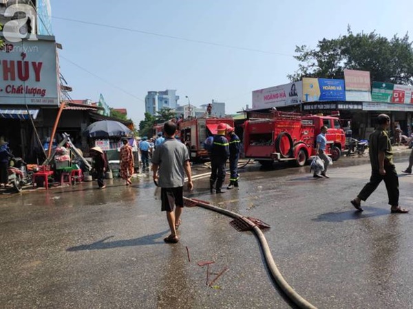 Hà Nội: Cháy chợ Tó ở Đông Anh, hàng trăm tiểu thương hoảng loạn sơ tán của cải-1