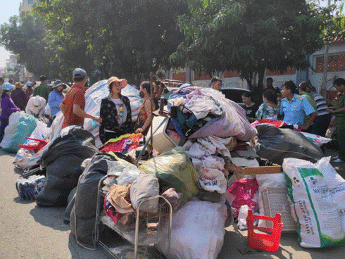 Hà Nội: Cháy chợ Tó ở Đông Anh, hàng trăm tiểu thương hoảng loạn sơ tán của cải