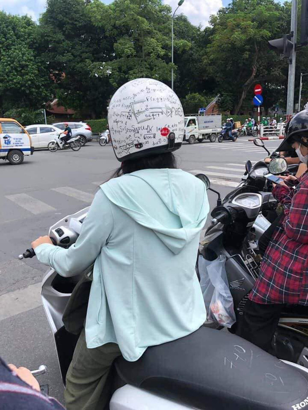 Quá mệt mỏi vì không nhớ nổi loạt công thức Toán học, nữ sinh quyết định viết luôn lên mũ bảo hiểm cho... thấm vào đầu-1