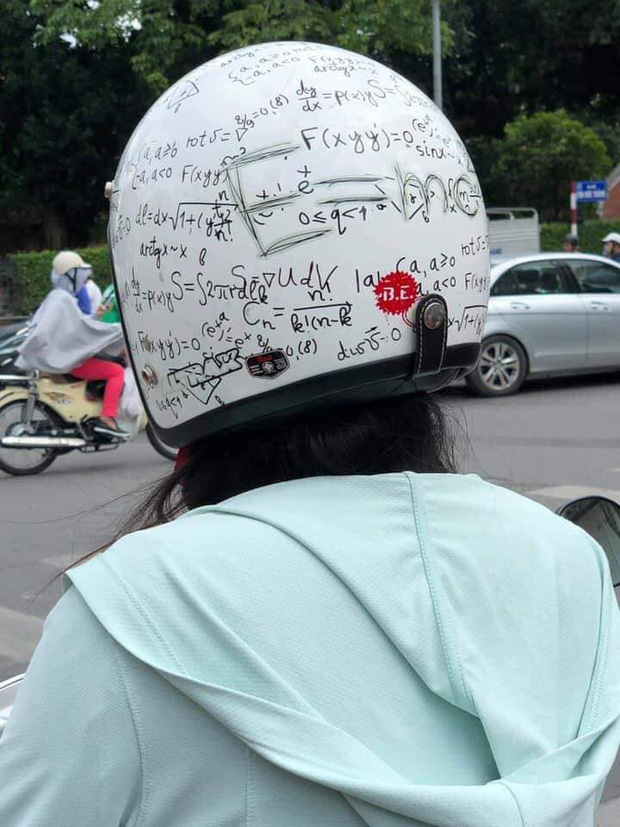 Quá mệt mỏi vì không nhớ nổi loạt công thức Toán học, nữ sinh quyết định viết luôn lên mũ bảo hiểm cho... thấm vào đầu-2