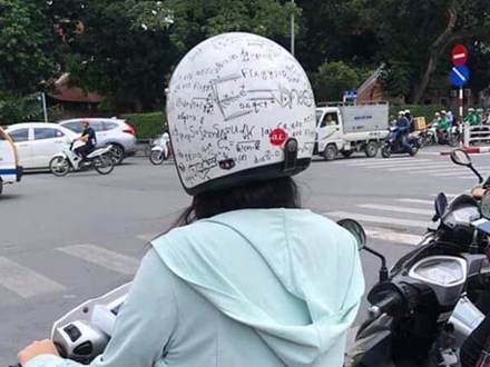 Quá mệt mỏi vì không nhớ nổi loạt công thức Toán học, nữ sinh quyết định viết luôn lên mũ bảo hiểm cho... thấm vào đầu
