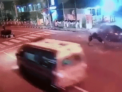 Clip: Chạy với tốc độ kinh hoàng, xe máy tông thẳng vào ô tô, người văng xa chục mét