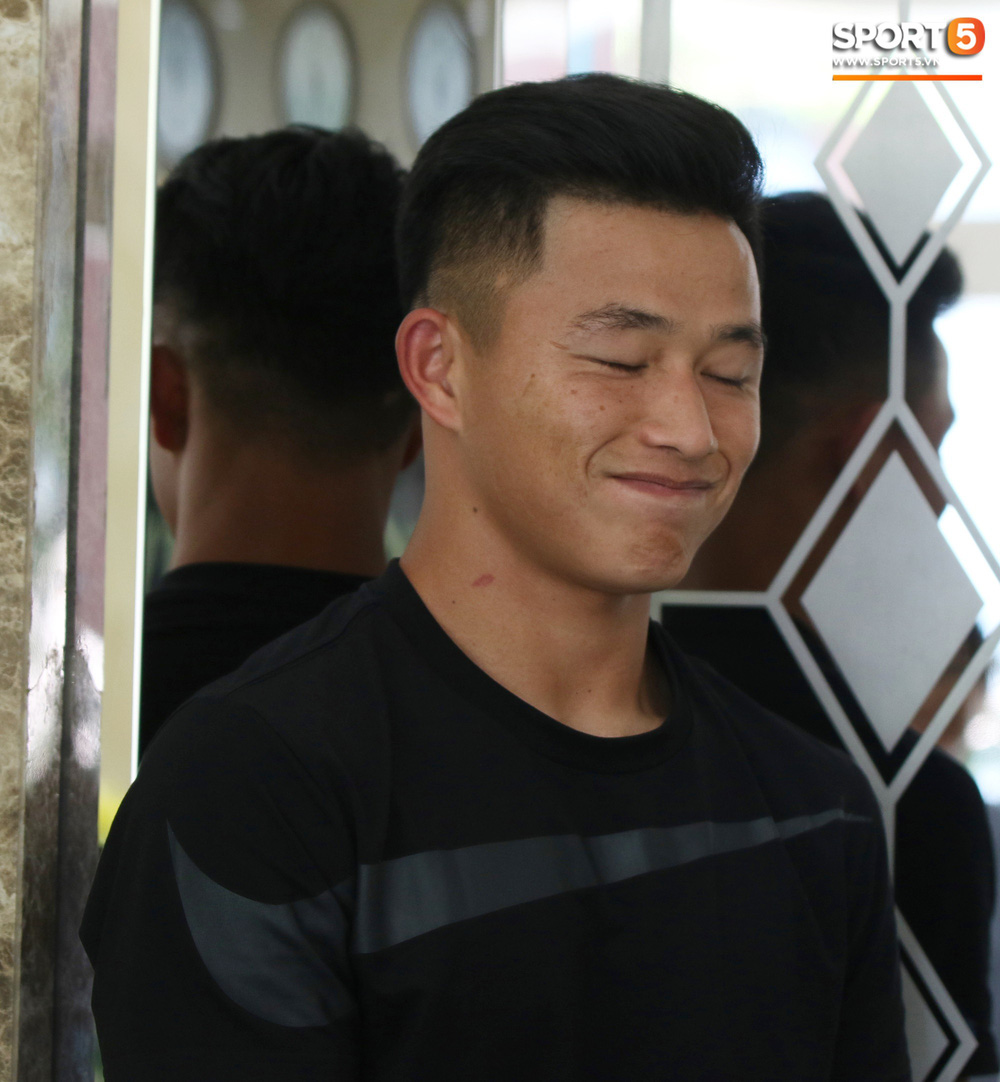 Cầu thủ U22 Việt Nam đứng hình trong ngày hội quân vì sự cố mất điện thang máy-7