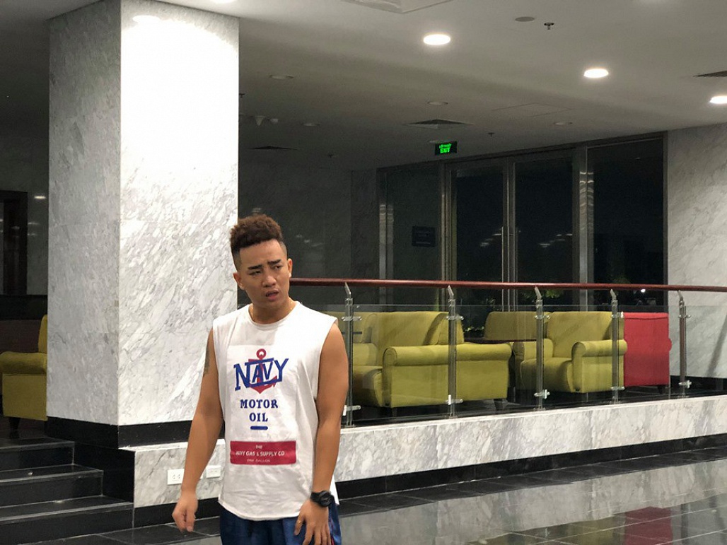 Ca sĩ Minh Quân xuất hiện với gương mặt khác lạ trong clip hậu trường Táo quân-6