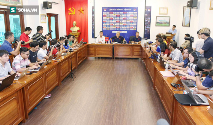 HLV Park Hang Seo bị hỏi vặn về Huy Toàn, Văn Quyết: Đừng đặt vấn đề mâu thuẫn cá nhân-1