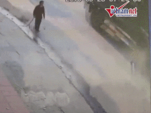 Đứng giữa đường, người đàn ông bị ôtô húc văng hàng chục mét-1