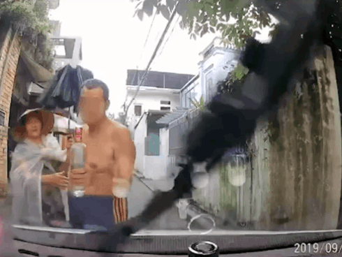 Cụ ông chặn đầu ô tô trong ngõ hẹp, mời tài xế chén rượu