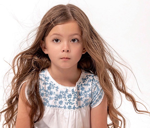 Mới 7 tuổi, con gái diva Hồng Nhung đã sở hữu nhan sắc thiên thần lai đẹp đến khó rời mắt-1