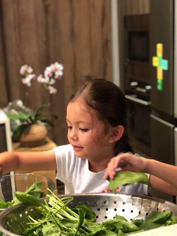 Mới 7 tuổi, con gái diva Hồng Nhung đã sở hữu nhan sắc thiên thần lai đẹp đến khó rời mắt-7