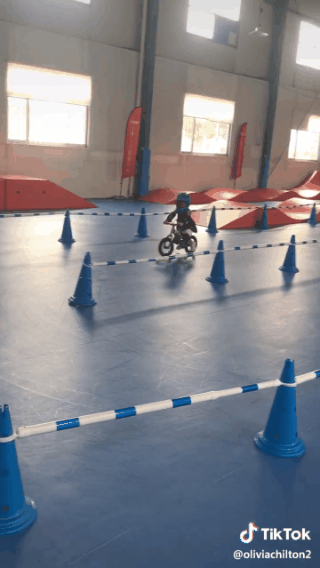 Vượt mặt tất cả đối thủ trong nháy mắt, cô bé còn khiến dân mạng cười bò vì màn cua khét khi đua xe đạp cân bằng-2