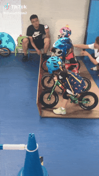 Vượt mặt tất cả đối thủ trong nháy mắt, cô bé còn khiến dân mạng cười bò vì màn cua khét khi đua xe đạp cân bằng-1