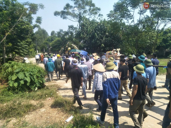 Lặng người trước hình ảnh chiếc bánh ngọt nằm trên linh cữu bé trai tử vong cùng mẹ và em gái: Thằng bé ra đi đúng vào ngày sinh nhật-1