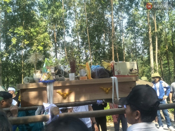 Lặng người trước hình ảnh chiếc bánh ngọt nằm trên linh cữu bé trai tử vong cùng mẹ và em gái: Thằng bé ra đi đúng vào ngày sinh nhật-2