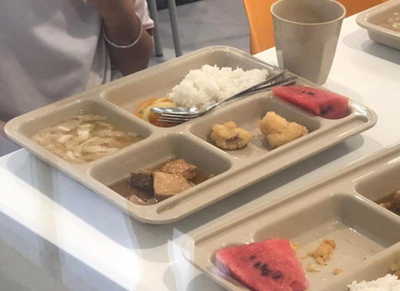 Chưa hết vụ suất ăn bị cắt xén, hàng loạt học sinh trường tiểu học Việt Úc lại bị nôn ói, đau bụng sau khi dùng bữa trưa-1