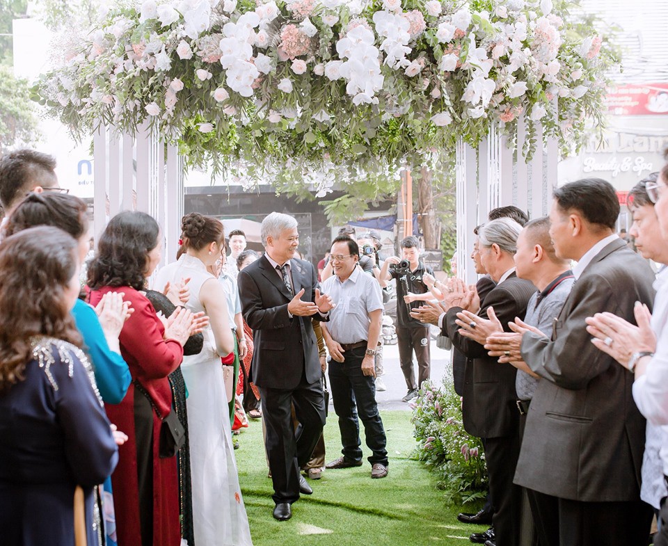 Lỡ duyên với chàng cơ phó Hà Duy đình đám, Âu Hà My lộng lẫy trong lễ ăn hỏi dát vàng từ đường vào nhà-9