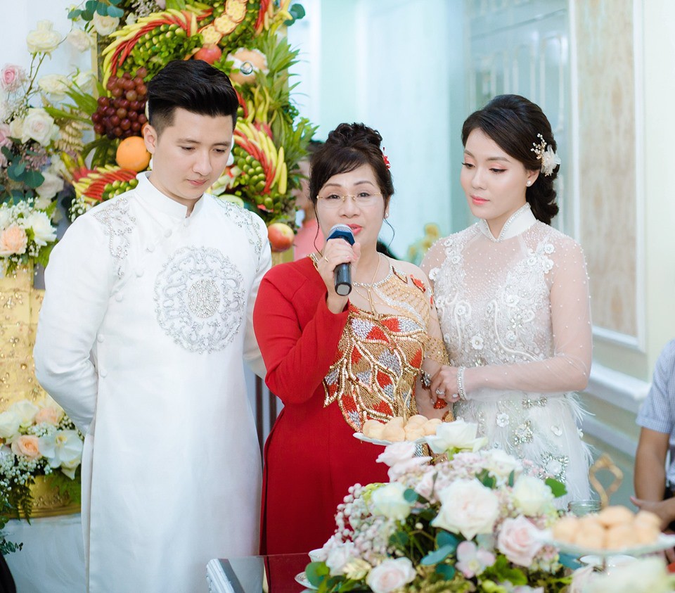 Lỡ duyên với chàng cơ phó Hà Duy đình đám, Âu Hà My lộng lẫy trong lễ ăn hỏi dát vàng từ đường vào nhà-12