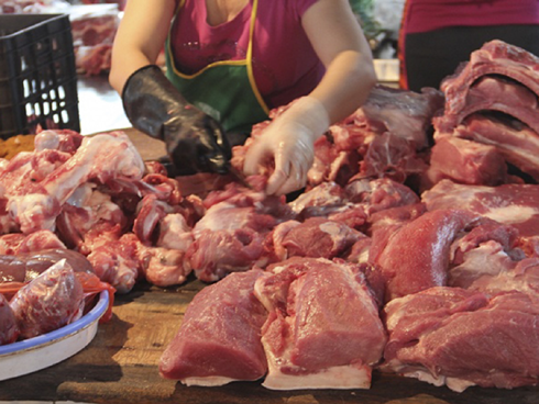 Khủng khiếp, bà nội trợ quyết tranh giành miếng thịt lợn cuối cùng-2