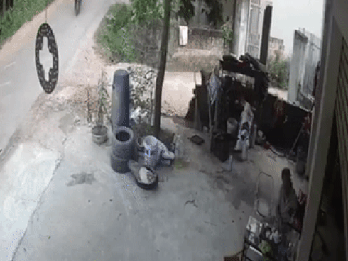 Xe trước sang đường không quan sát, xe sau lao cả vào nhà dân để tránh
