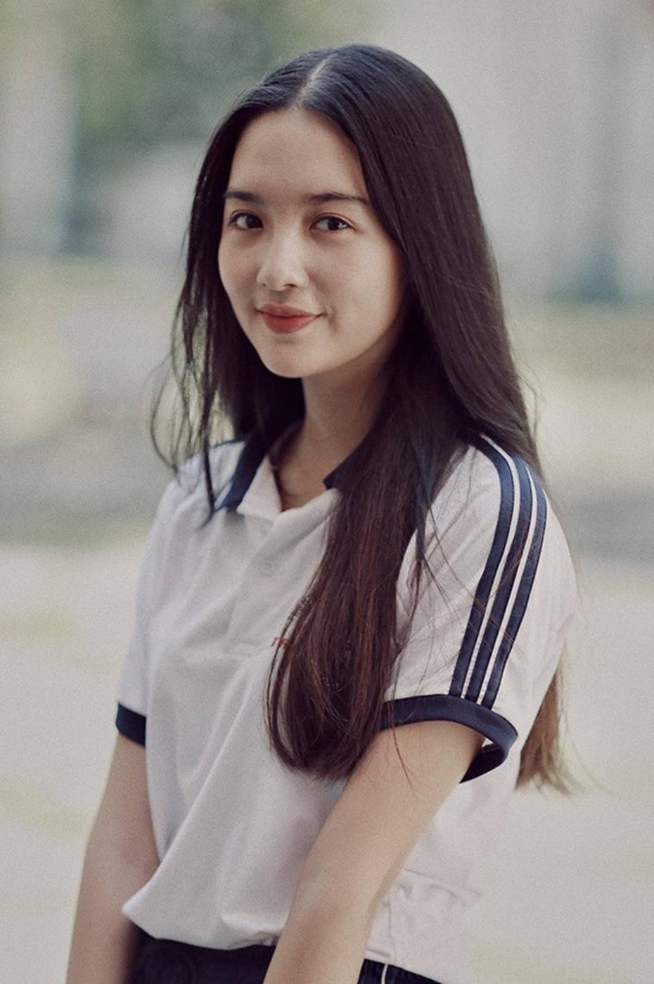 Nữ sinh trường Nhân Văn đốn tim cư dân mạng bởi vẻ trong trẻo như sương mai, soi thành tích học tập hóa ra là con nhà người ta-1