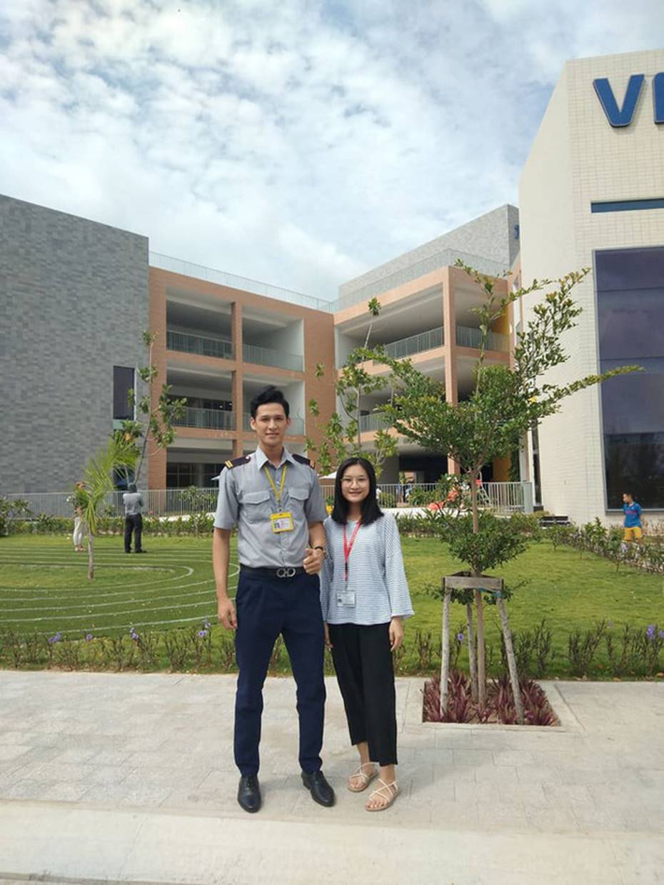Soái ca bảo vệ trường người ta: Đã đẹp trai còn cao mét tám, động lực đi học đây rồi-1