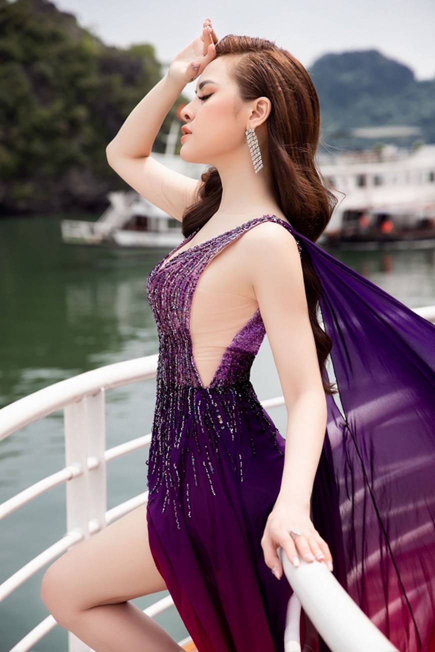 Á hậu Thư Dung diện váy xuyên thấu khoe đường cong trên du thuyền 5 sao-1