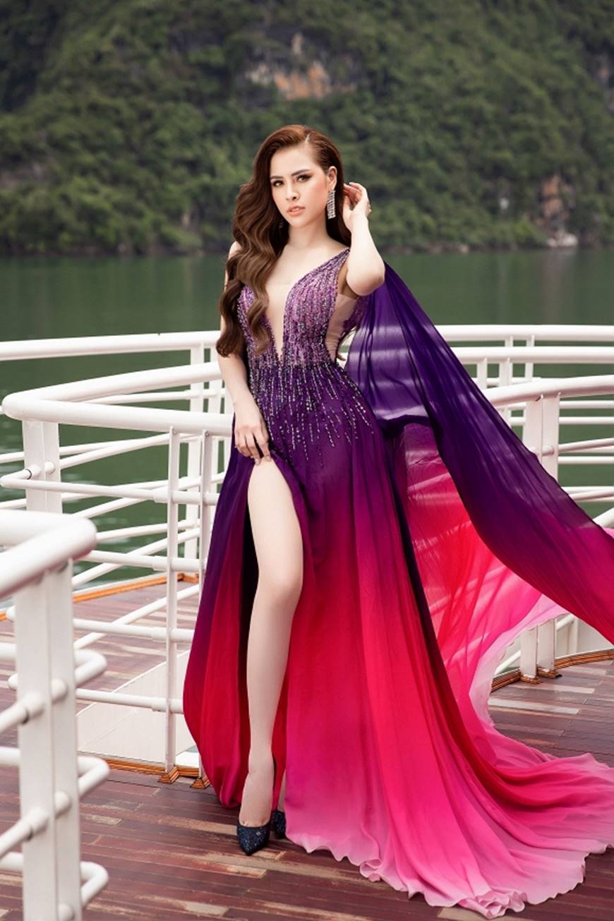 Á hậu Thư Dung diện váy xuyên thấu khoe đường cong trên du thuyền 5 sao-4