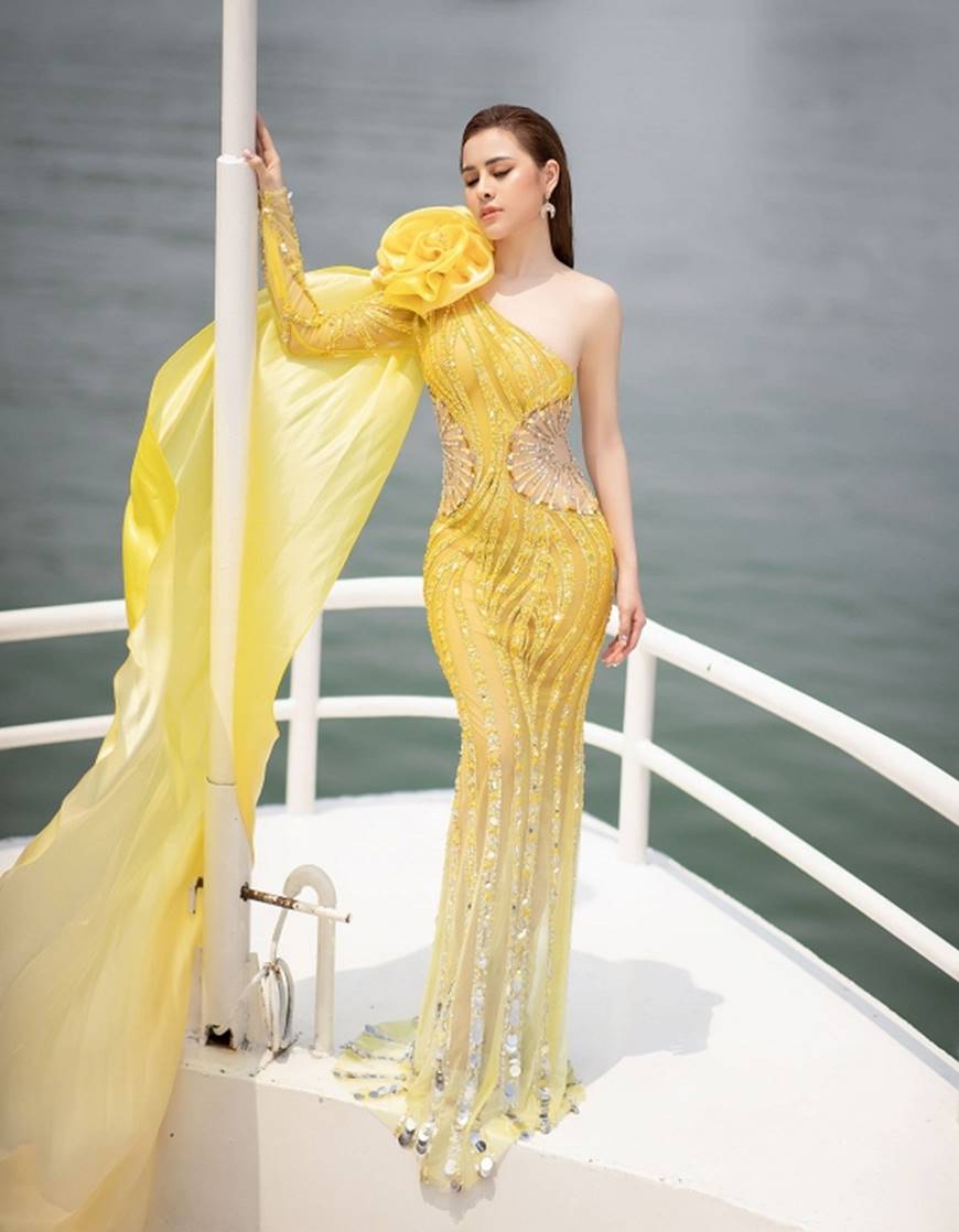 Á hậu Thư Dung diện váy xuyên thấu khoe đường cong trên du thuyền 5 sao-5