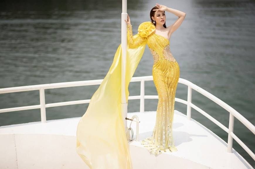 Á hậu Thư Dung diện váy xuyên thấu khoe đường cong trên du thuyền 5 sao-6