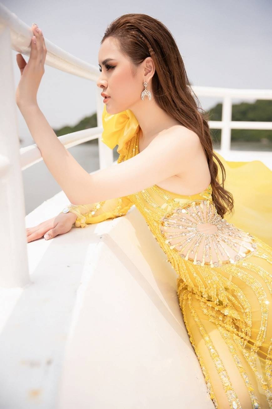 Á hậu Thư Dung diện váy xuyên thấu khoe đường cong trên du thuyền 5 sao-7