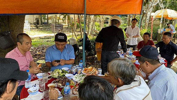 Thăm mộ cố NS Lê Vũ Cầu, Phước Sang trông gầy và già đi nhiều-11