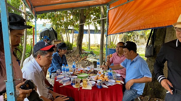 Thăm mộ cố NS Lê Vũ Cầu, Phước Sang trông gầy và già đi nhiều-9