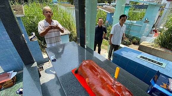 Thăm mộ cố NS Lê Vũ Cầu, Phước Sang trông gầy và già đi nhiều-5