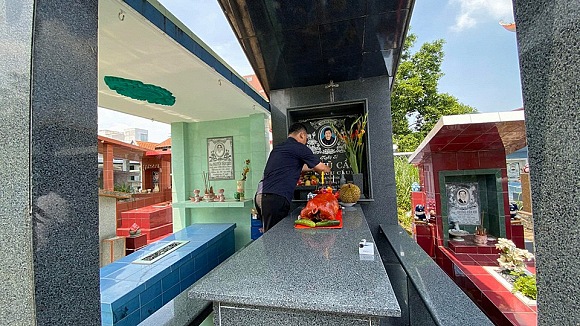 Thăm mộ cố NS Lê Vũ Cầu, Phước Sang trông gầy và già đi nhiều-4